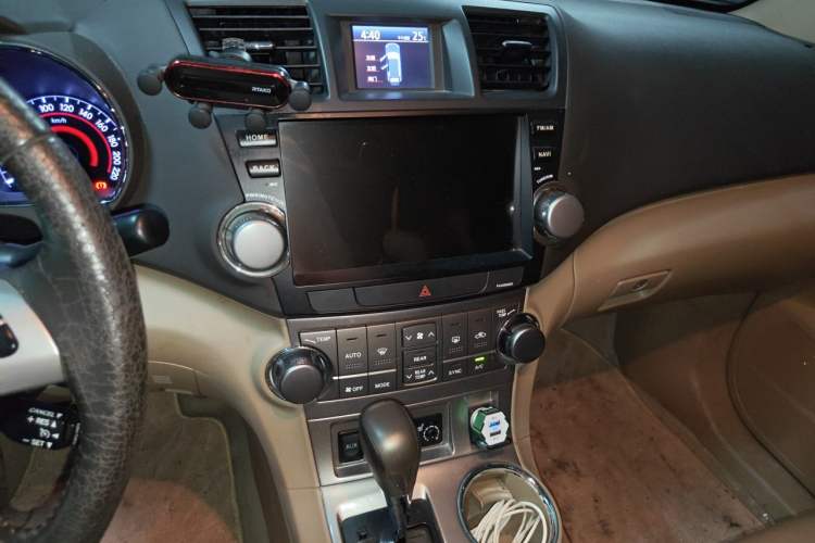 Used Toyota Highlander 2012 2.7L Two-Wheel Drive 7-Seater Luxury Edition Audio And AC Panel
