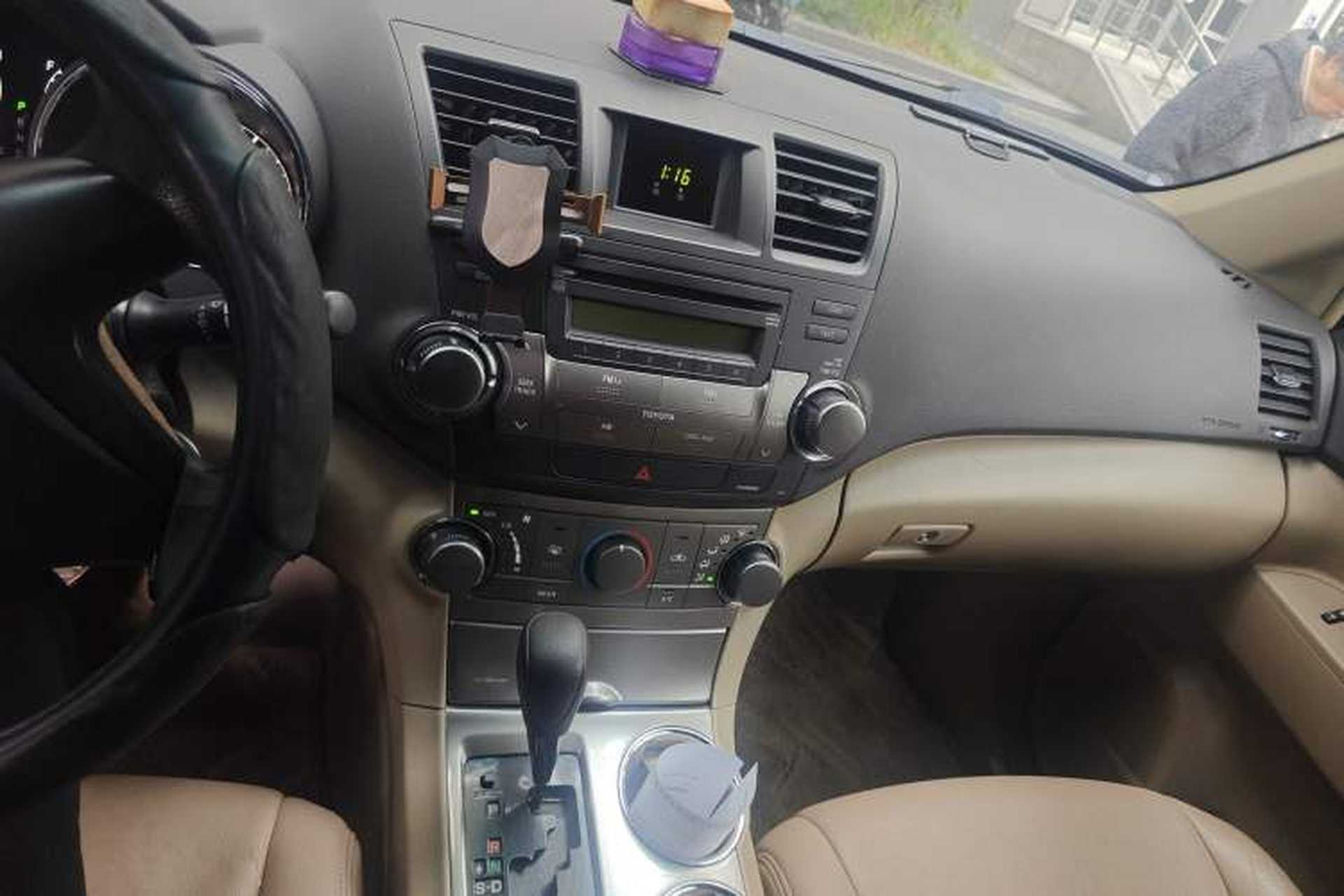 Used Toyota Highlander 2012 2.7L Two-Wheel Drive 7-Seater Elite Edition Audio And AC Panel