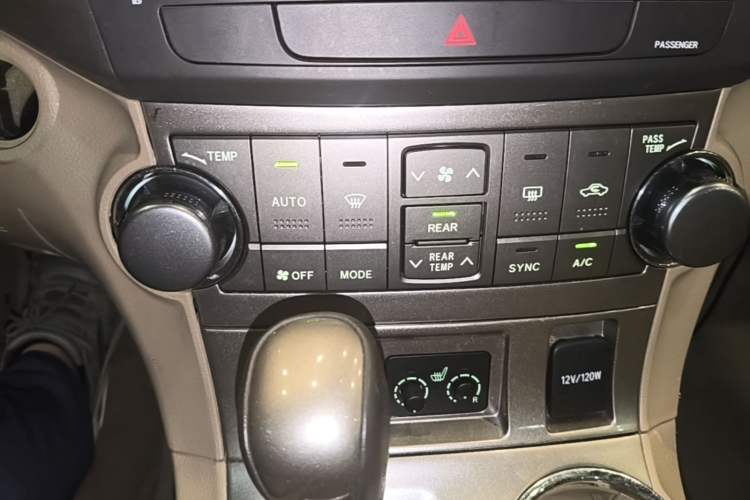 Used Toyota Highlander 2012 2.7L Two-Wheel Drive 7-Seater Luxury Edition Audio And AC Panel