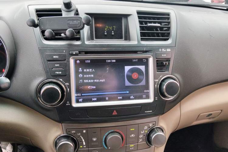 Used Toyota Highlander 2012 2.7L Two-Wheel Drive 7-Seater Elite Edition Audio And AC Panel