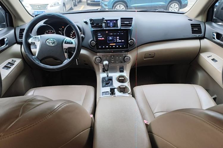 Used Toyota Highlander 2012 2.7L Two-Wheel Drive 7-Seater Luxury Edition Center Console