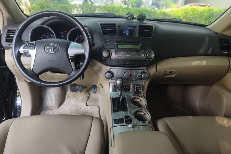 Used Toyota Highlander 2012 2.7L Two-Wheel Drive 5-Seater Sport Edition Center Console