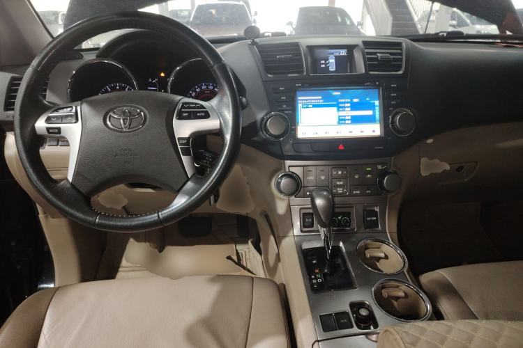 Used Toyota Highlander 2012 2.7L Two-Wheel Drive 7-Seater Luxury Edition Center Console