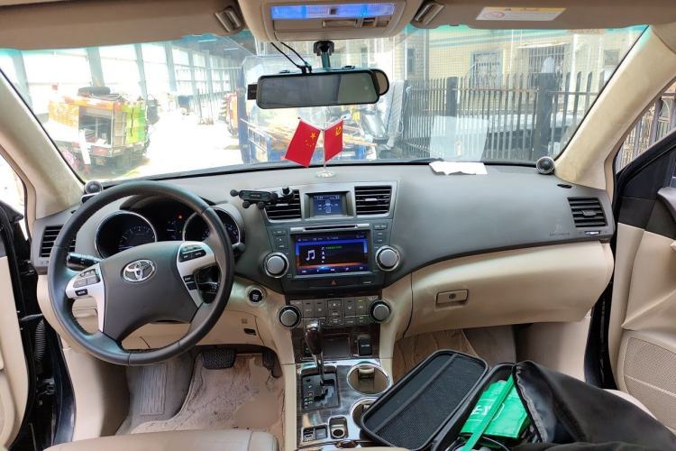 Used Toyota Highlander 2012 2.7L Two-Wheel Drive 7-Seater Luxury Edition Center Console