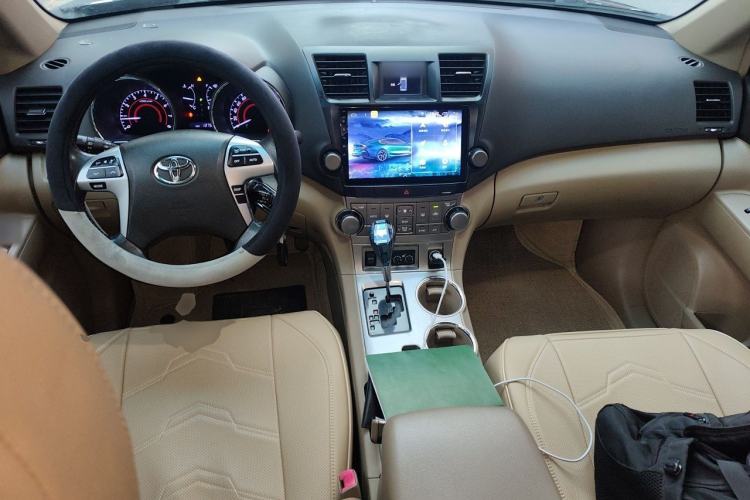 Used Toyota Highlander 2012 2.7L Two-Wheel Drive 7-Seater Luxury Edition Center Console