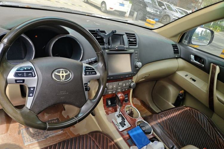 Used Toyota Highlander 2012 2.7L Two-Wheel Drive 7-Seater Luxury Edition Center Console