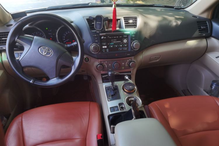 Used Toyota Highlander 2012 2.7L Two-Wheel Drive 7-Seater Elite Edition Center Console