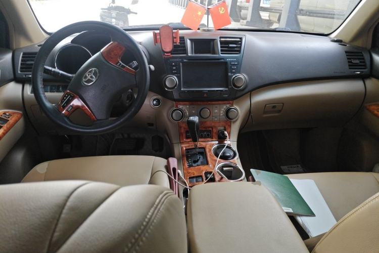 Used Toyota Highlander 2012 2.7L Two-Wheel Drive 5-Seater Sport Edition Center Console