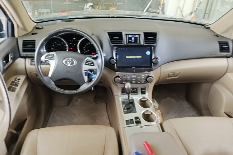 Used Toyota Highlander 2012 2.7L Two-Wheel Drive 7-Seater Luxury Edition Center Console