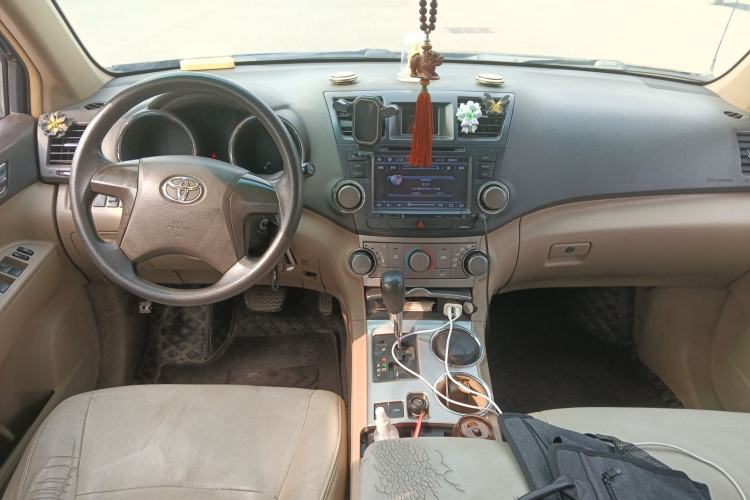 Used Toyota Highlander 2012 2.7L Two-Wheel Drive 7-Seater Elite Edition Center Console