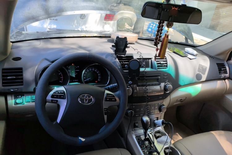 Used Toyota Highlander 2012 2.7L Two-Wheel Drive 7-Seater Luxury Edition Center Console