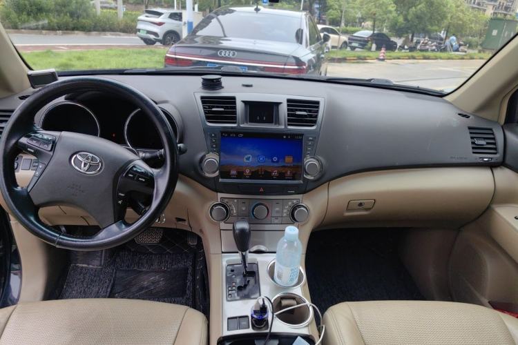 Used Toyota Highlander 2012 2.7L Two-Wheel Drive 7-Seater Elite Edition Center Console