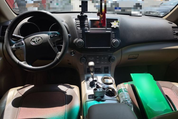 Used Toyota Highlander 2012 2.7L Two-Wheel Drive 7-Seater Luxury Edition Center Console