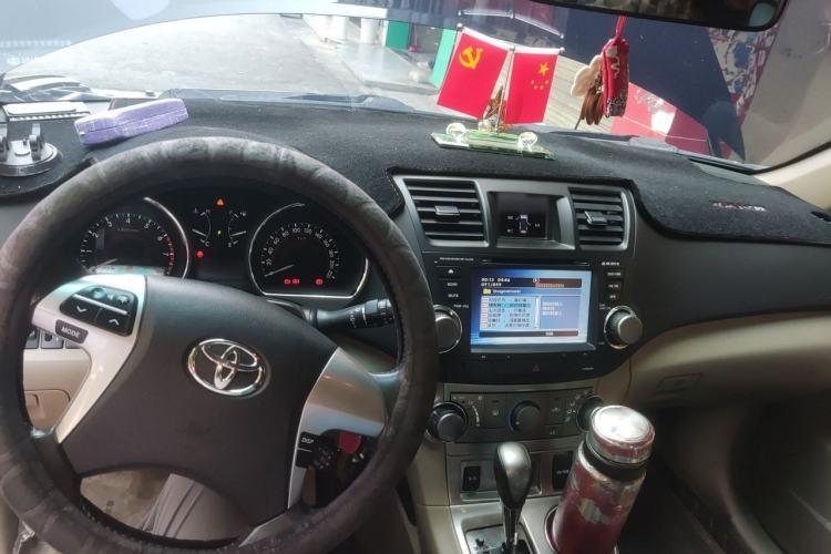 Used Toyota Highlander 2012 2.7L Two-Wheel Drive 5-Seater Sport Edition Center Console