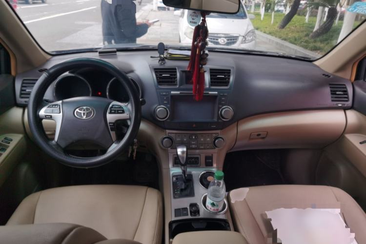 Used Toyota Highlander 2012 2.7L Two-Wheel Drive 7-Seater Luxury Edition Center Console