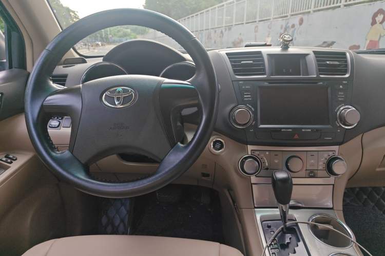 Used Toyota Highlander 2012 2.7L Two-Wheel Drive 7-Seater Elite Edition Center Console