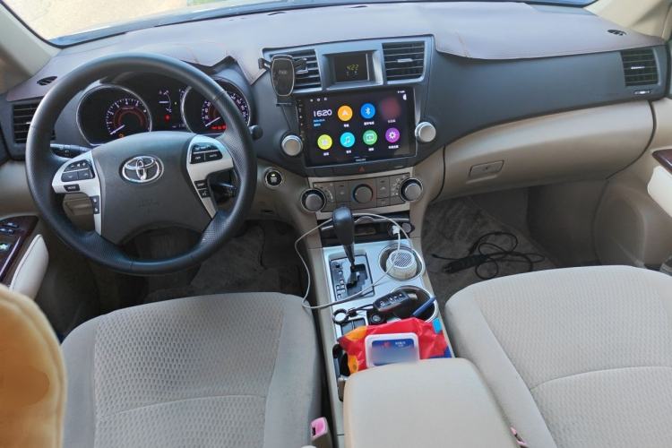 Used Toyota Highlander 2012 2.7L Two-Wheel Drive 7-Seater Elite Edition Center Console