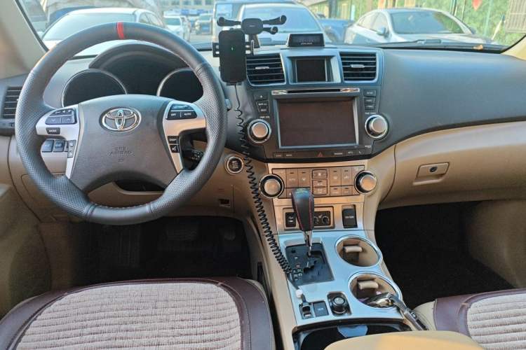 Used Toyota Highlander 2012 2.7L Two-Wheel Drive 7-Seater Luxury Navigation Edition Center Console