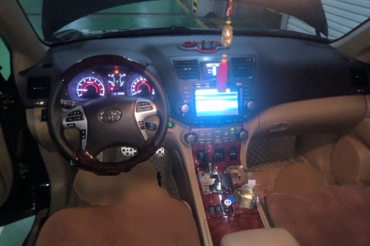Used Toyota Highlander 2012 2.7L Two-Wheel Drive 7-Seater Ultimate Edition Center Console