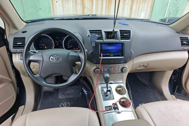 Used Toyota Highlander 2012 2.7L Two-Wheel Drive 7-Seater Elite Edition Center Console