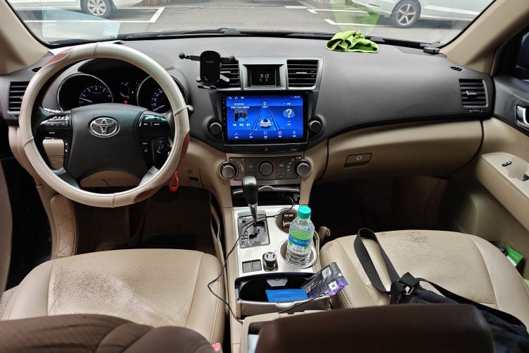 Used Toyota Highlander 2012 2.7L Two-Wheel Drive 7-Seater Elite Edition Center Console