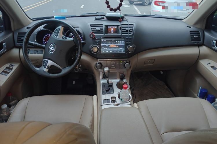 Used Toyota Highlander 2012 2.7L Two-Wheel Drive 7-Seater Luxury Edition Center Console