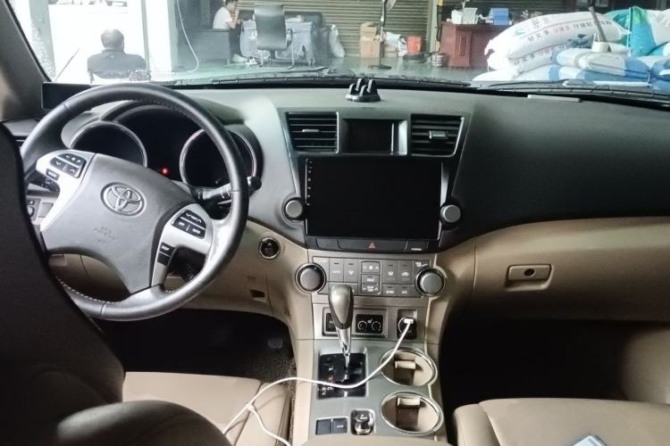 Used Toyota Highlander 2012 2.7L Two-Wheel Drive 7-Seater Luxury Edition Center Console