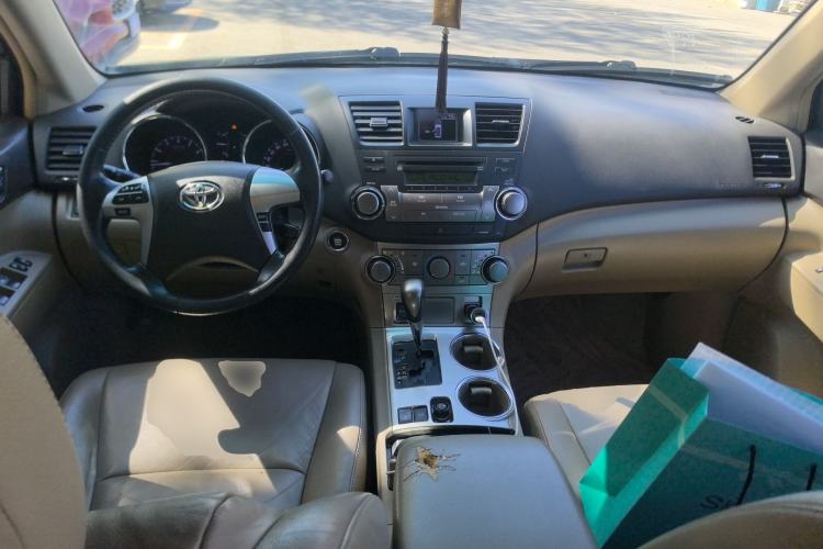 Used Toyota Highlander 2012 2.7L Two-Wheel Drive 5-Seater Sport Edition Center Console