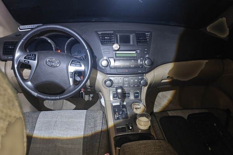 Used Toyota Highlander 2012 2.7L Two-Wheel Drive 7-Seater Luxury Edition Center Console