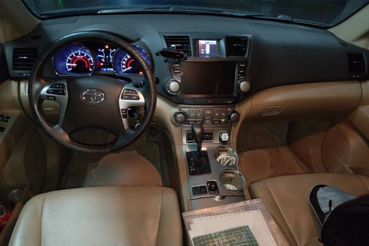 Used Toyota Highlander 2012 2.7L Two-Wheel Drive 7-Seater Luxury Edition Center Console