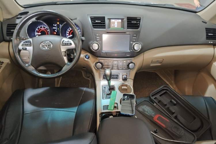 Used Toyota Highlander 2012 2.7L Two-Wheel Drive 7-Seater Luxury Edition Center Console