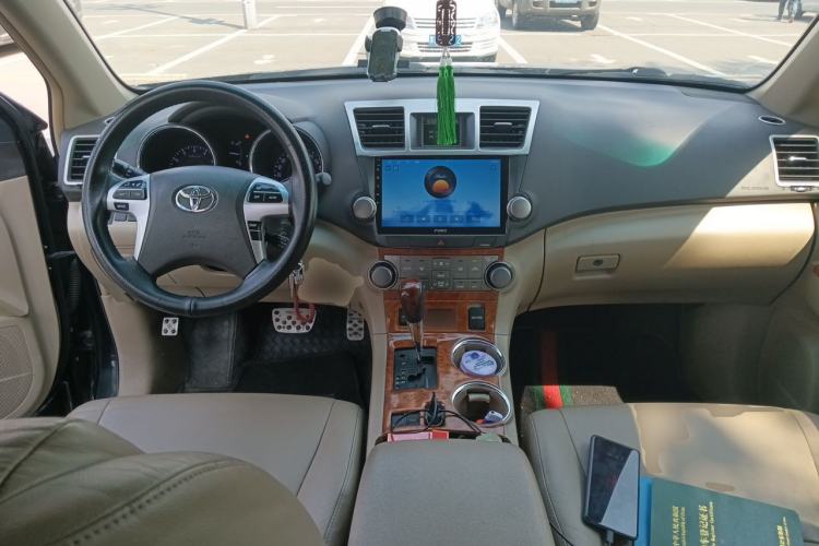 Used Toyota Highlander 2012 2.7L Two-Wheel Drive 7-Seater Luxury Edition Center Console