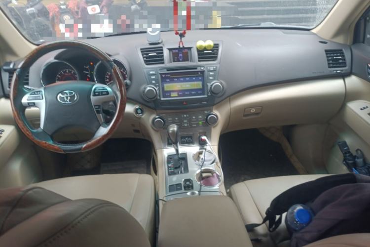 Used Toyota Highlander 2012 2.7L Two-Wheel Drive 7-Seater Luxury Edition Center Console