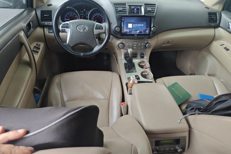 Used Toyota Highlander 2012 2.7L Two-Wheel Drive 7-Seater Luxury Edition Center Console