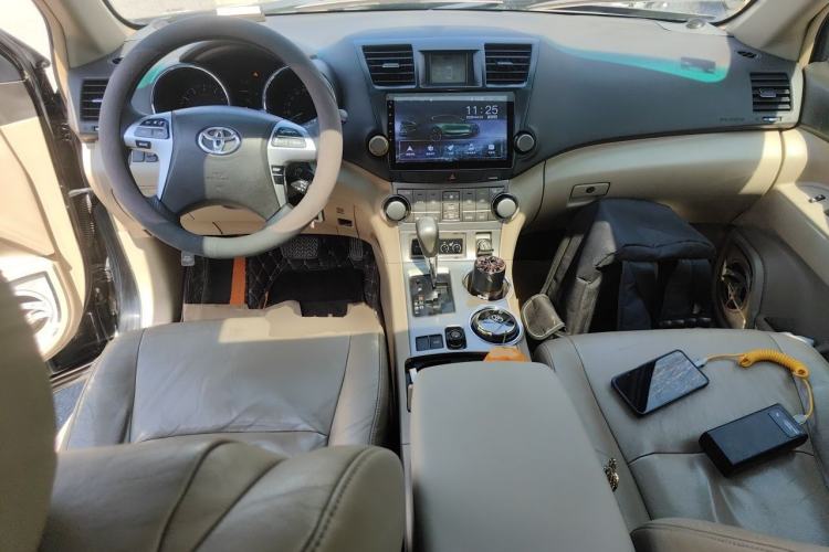 Used Toyota Highlander 2012 2.7L Two-Wheel Drive 7-Seater Luxury Edition Center Console
