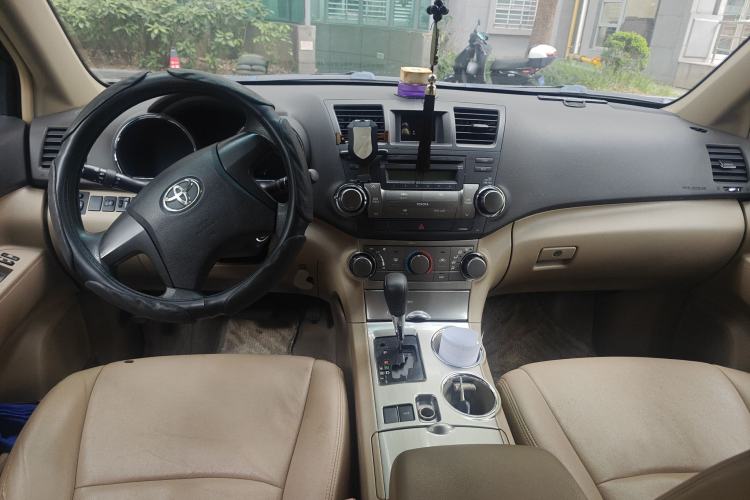Used Toyota Highlander 2012 2.7L Two-Wheel Drive 7-Seater Elite Edition Center Console