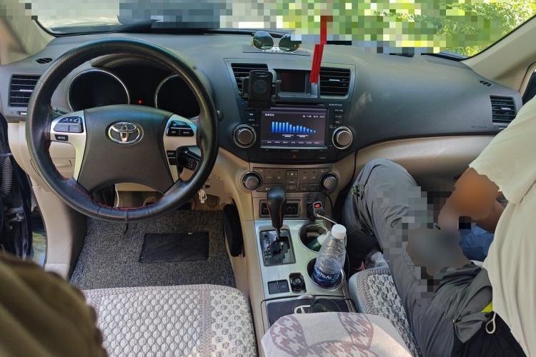 Used Toyota Highlander 2012 2.7L Two-Wheel Drive 7-Seater Luxury Edition Center Console