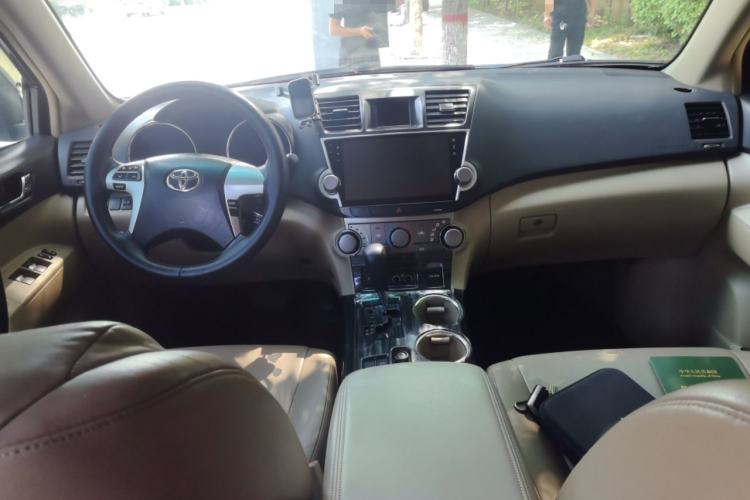 Used Toyota Highlander 2012 2.7L Two-Wheel Drive 5-Seater Sport Edition Center Console