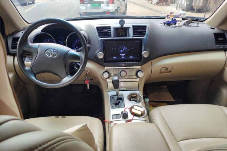 Used Toyota Highlander 2012 2.7L Two-Wheel Drive 7-Seater Elite Edition Center Console