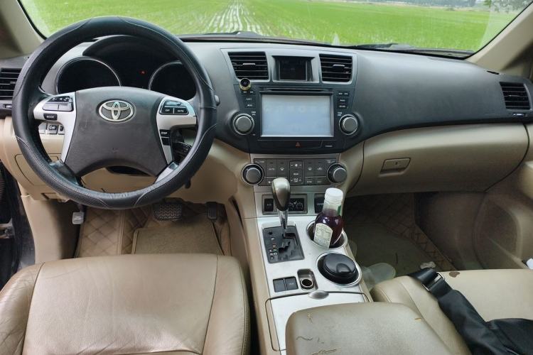 Used Toyota Highlander 2012 2.7L Two-Wheel Drive 7-Seater Elite Edition Center Console