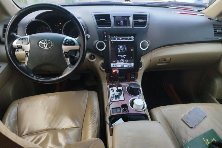 Used Toyota Highlander 2012 2.7L Two-Wheel Drive 7-Seater Ultimate Edition Center Console