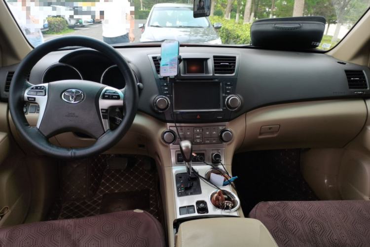 Used Toyota Highlander 2012 2.7L Two-Wheel Drive 7-Seater Luxury Edition Center Console