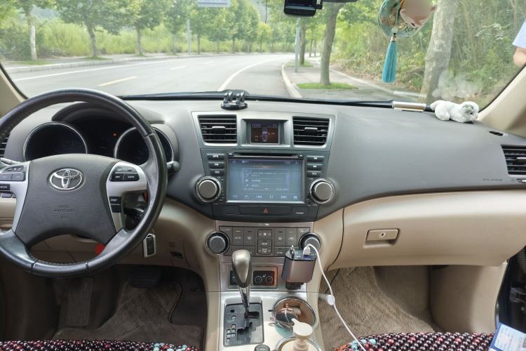 Used Toyota Highlander 2012 2.7L Two-Wheel Drive 7-Seater Luxury Edition Center Console