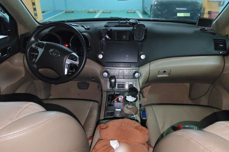Used Toyota Highlander 2012 2.7L Two-Wheel Drive 7-Seater Luxury Edition Center Console