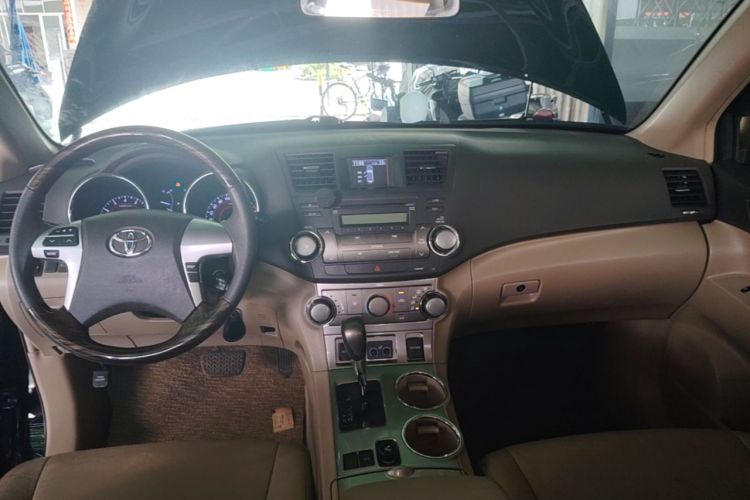 Used Toyota Highlander 2012 2.7L Two-Wheel Drive 5-Seater Sport Edition Center Console