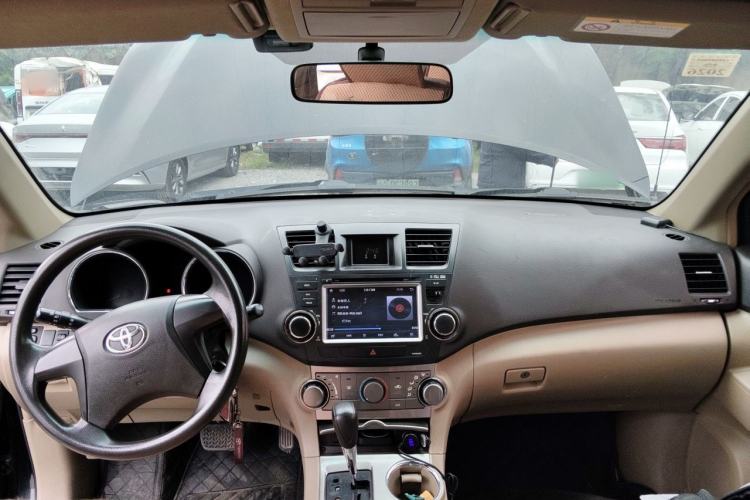 Used Toyota Highlander 2012 2.7L Two-Wheel Drive 7-Seater Elite Edition Center Console