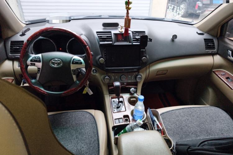 Used Toyota Highlander 2012 2.7L Two-Wheel Drive 7-Seater Elite Edition Center Console