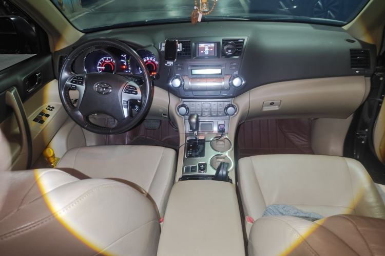 Used Toyota Highlander 2012 2.7L Two-Wheel Drive 7-Seater Luxury Edition Center Console