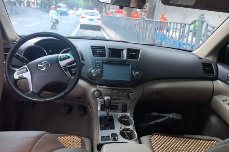 Used Toyota Highlander 2012 2.7L Two-Wheel Drive 7-Seater Luxury Edition Center Console