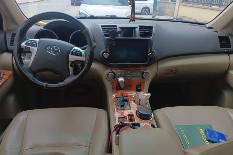 Used Toyota Highlander 2012 2.7L Two-Wheel Drive 7-Seater Luxury Edition Center Console
